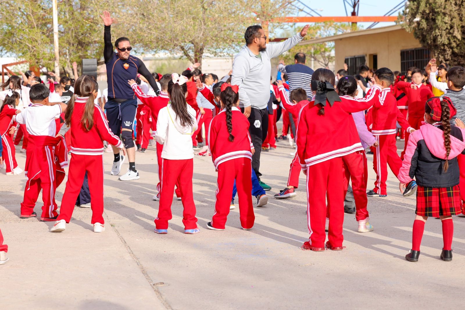 LLEVAN PROGRAMA CRUZANDO SONRISAS A ESCUELAS PÚBLICAS