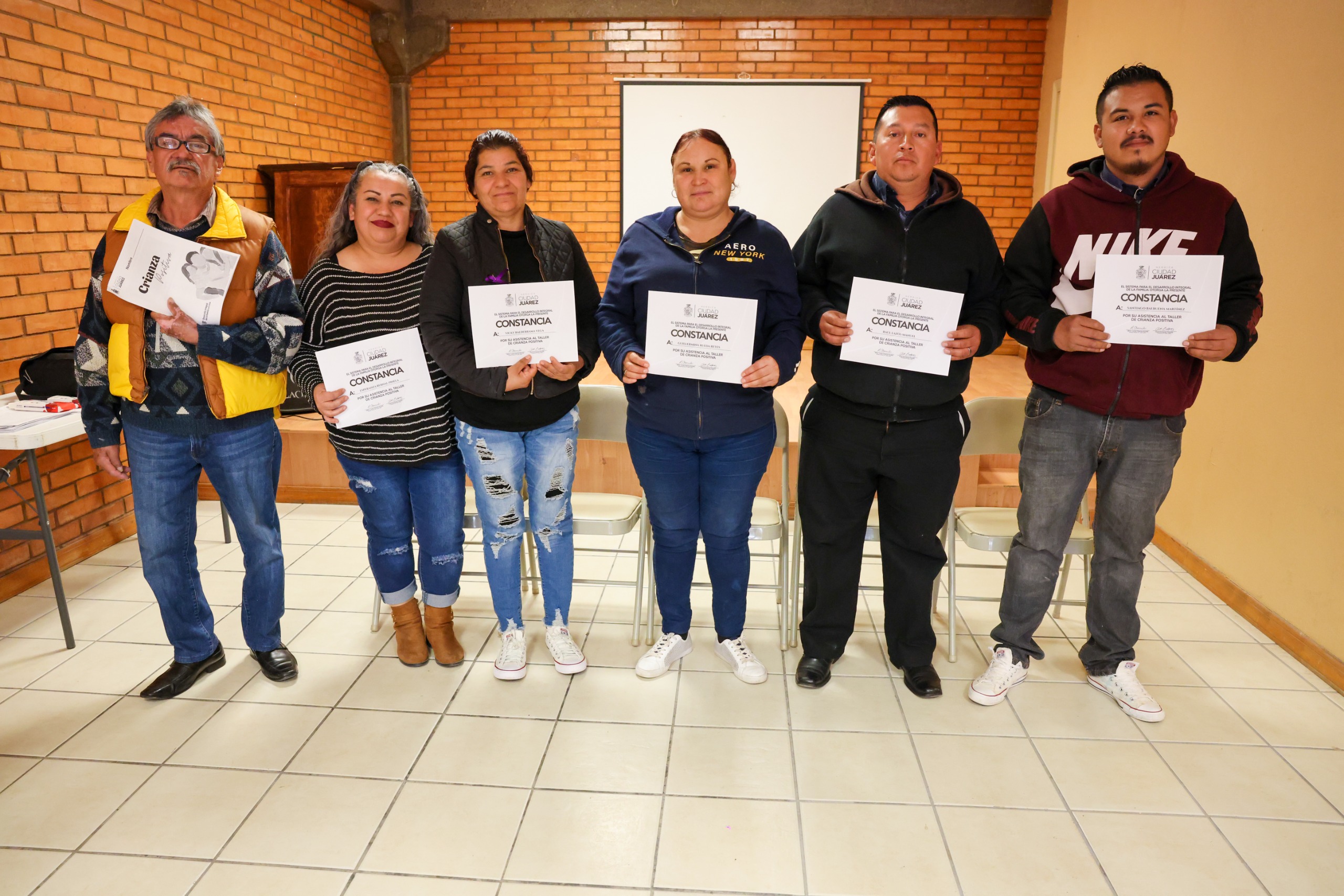 Padres de familia participan en taller del DIF