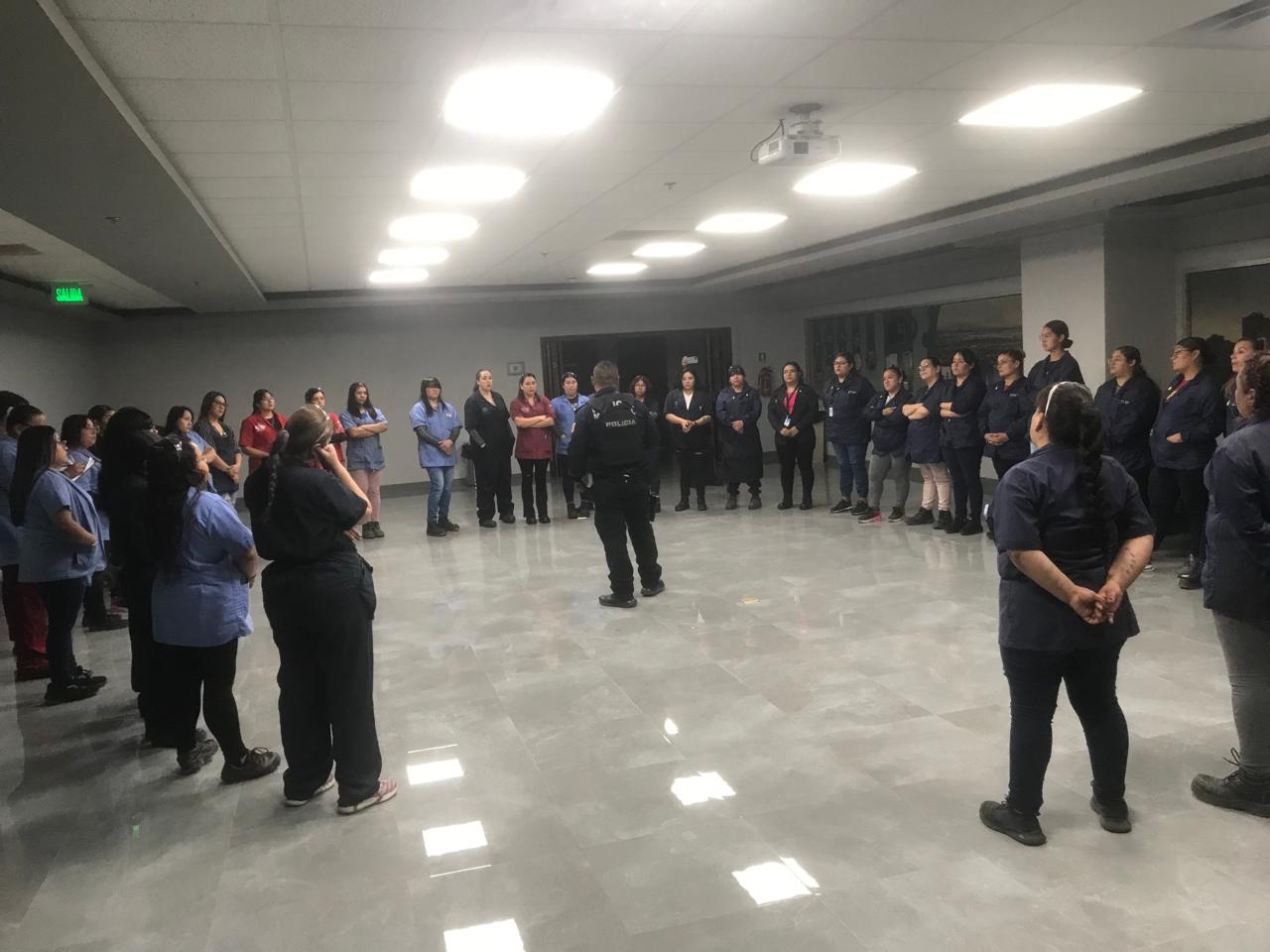 Mujeres en maquiladora reciben capacitación en defensa personal