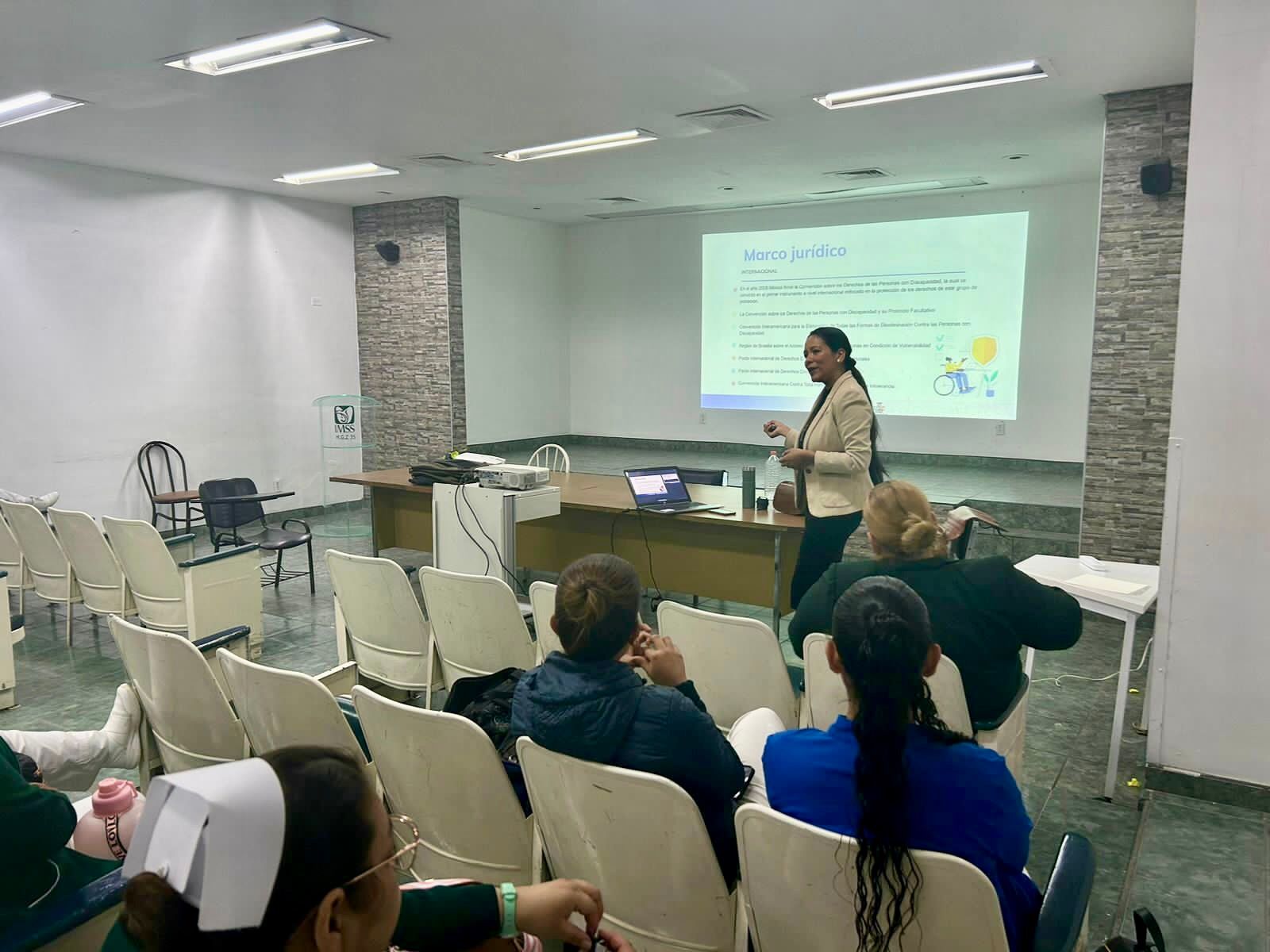 Capacitan a personal del IMSS en atención a mujeres con discapacidad