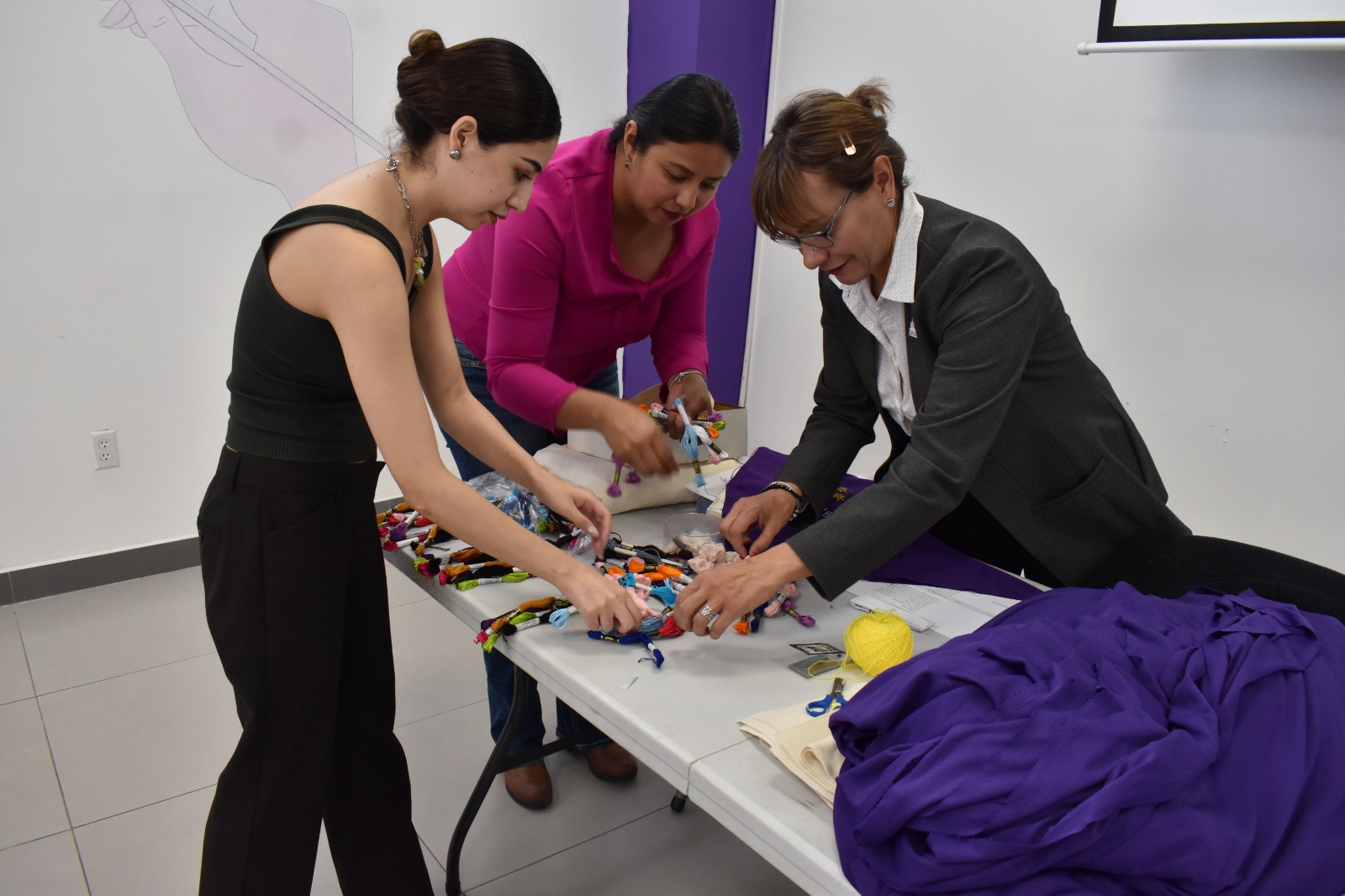 Realizan taller de bordado contra la violencia de género