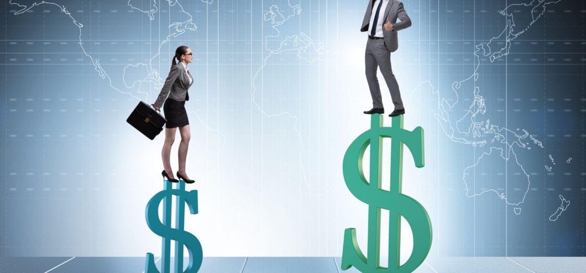 Mujeres trabajan más y ganan menos