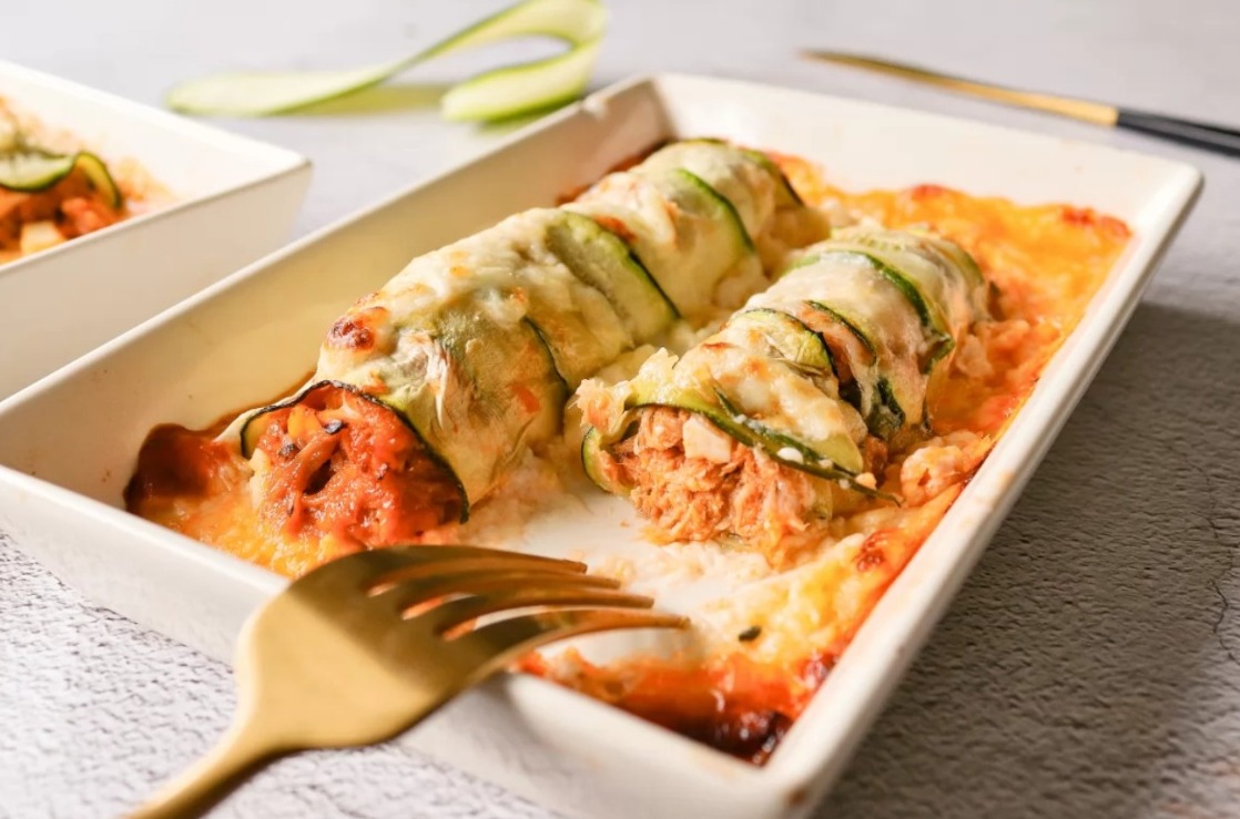 Deliciosos canelones de calabacín de atún y queso