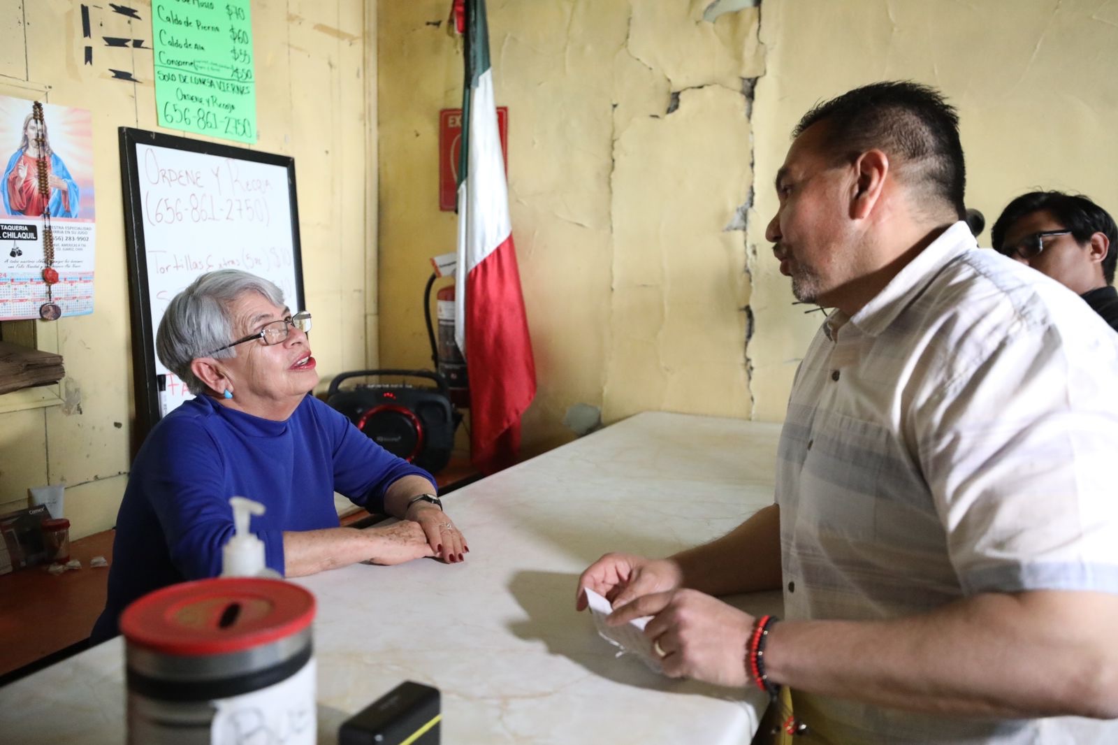 ACUDE CRUZ POR UNOS POLLITOS; INVITA A CONSUMO LOCAL