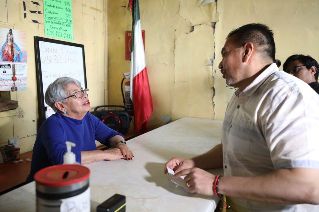 ACUDE CRUZ POR UNOS POLLITOS; INVITA A CONSUMO&nbsp;LOCAL