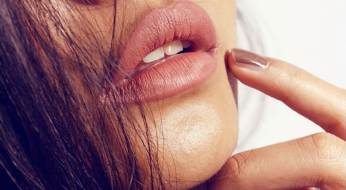 Aceite de menta para unos labios con volumen