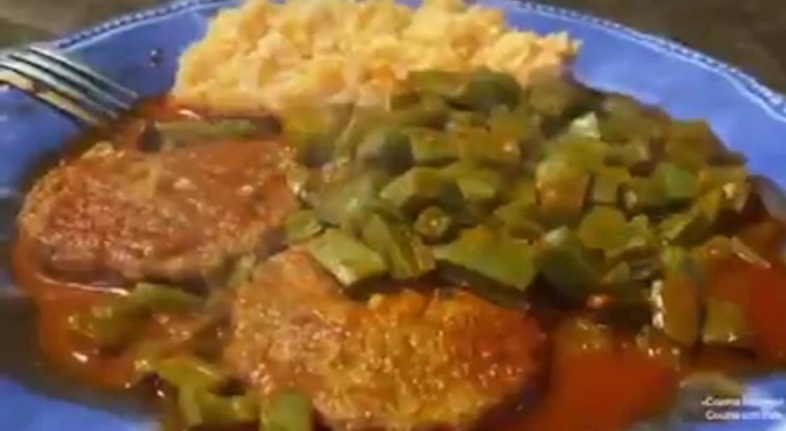 Receta de tortitas de camarón con nopales en chile rojo