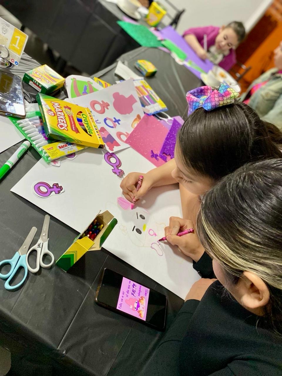 Mujeres participan en taller de pancartas por el Día de la Mujer