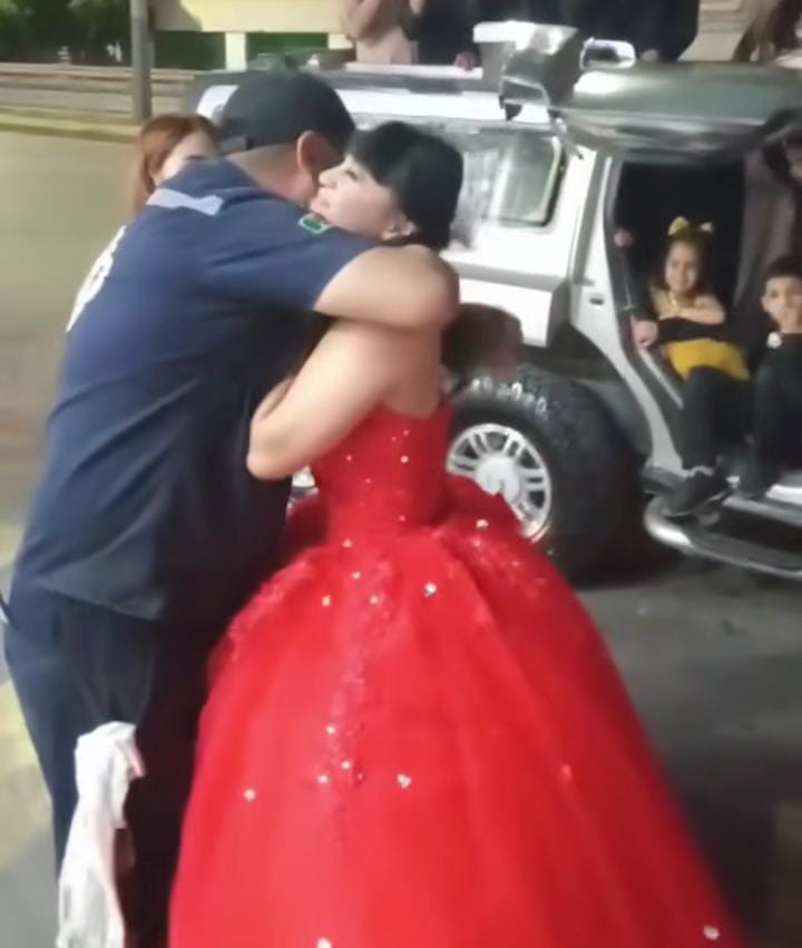 VISITÓ A SU PAPÁ VESTIDA DE XV AÑOS.