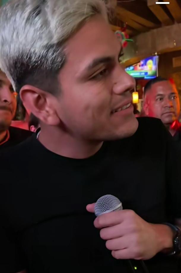 VIRLÁN GARCÍA COMPARTIÓ CON JUARENSES EN FAMOSO BAR.