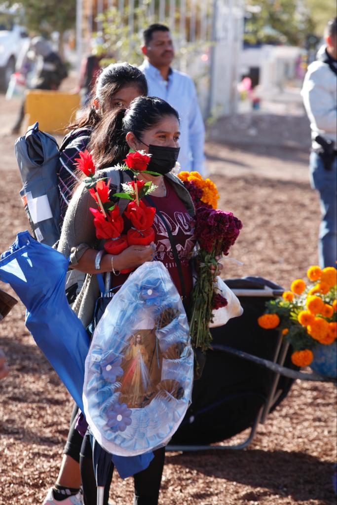 TAMBIÉN A ELLAS LES LLEVARON SERENATA Y FLORES.