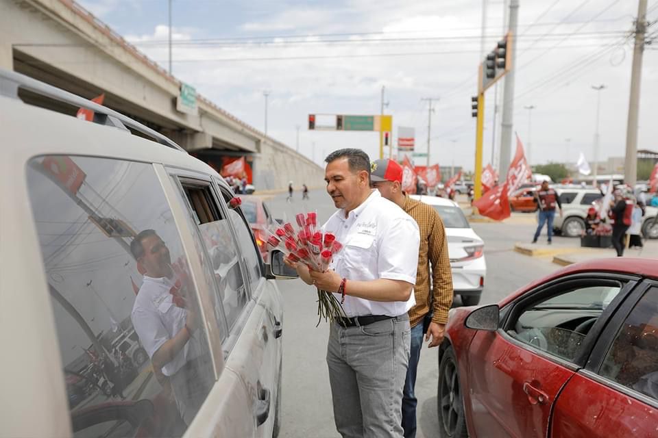 CON ROSAS CELEBRA CRUZ A LAS MAMÁS JUARENSES.