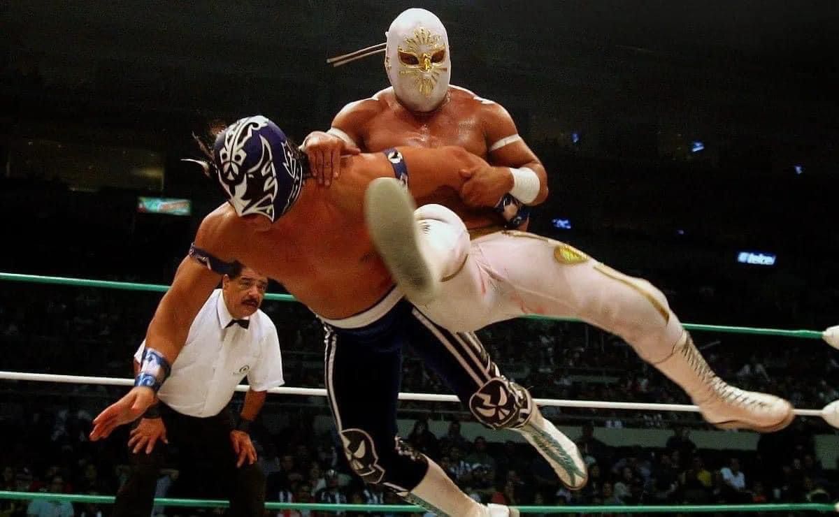 HOY ES DOMINGO DE LUCHA LIBRE.