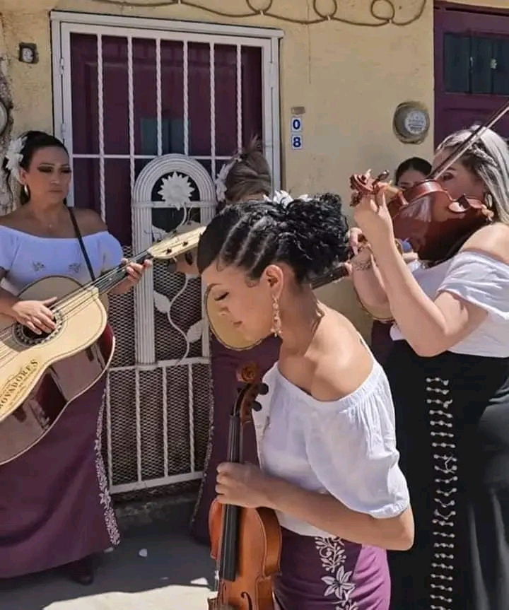 EMOTIVO GESTO DE MARIACHI DE MUJERES DE GUANAJUATO EN EL DIA DE LAS MADRES