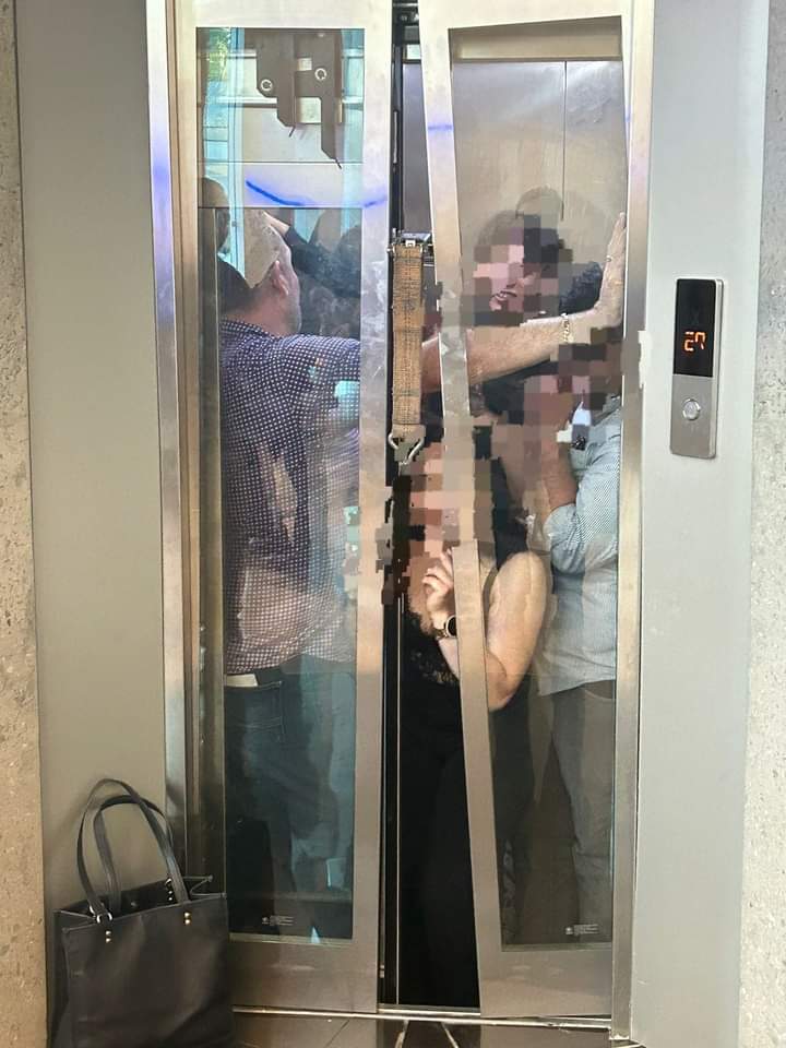 QUEDARON ATRAPADOS EN ELEVADOR