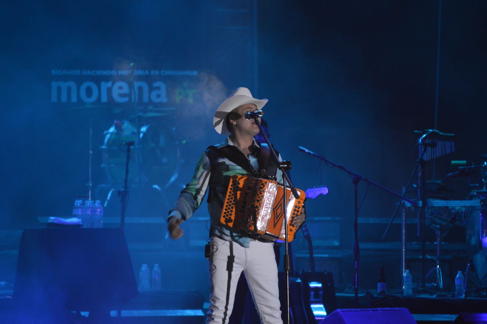 ¡REMMY VALENZUELA YA ESTÁ EN EL ESCENARIO!