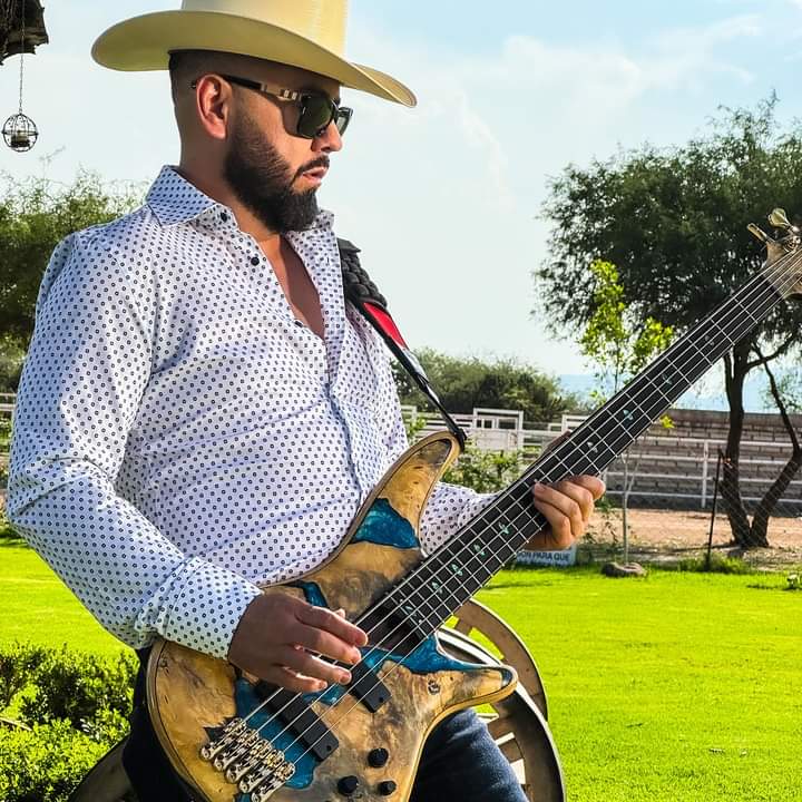 A DESEMPOLVAR EL SOMBRERO Y LAS BOTAS