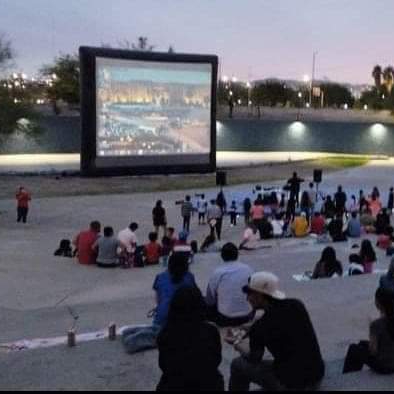 CINE AL AIRE LIBRE EN EL PARQUE CENTRAL
