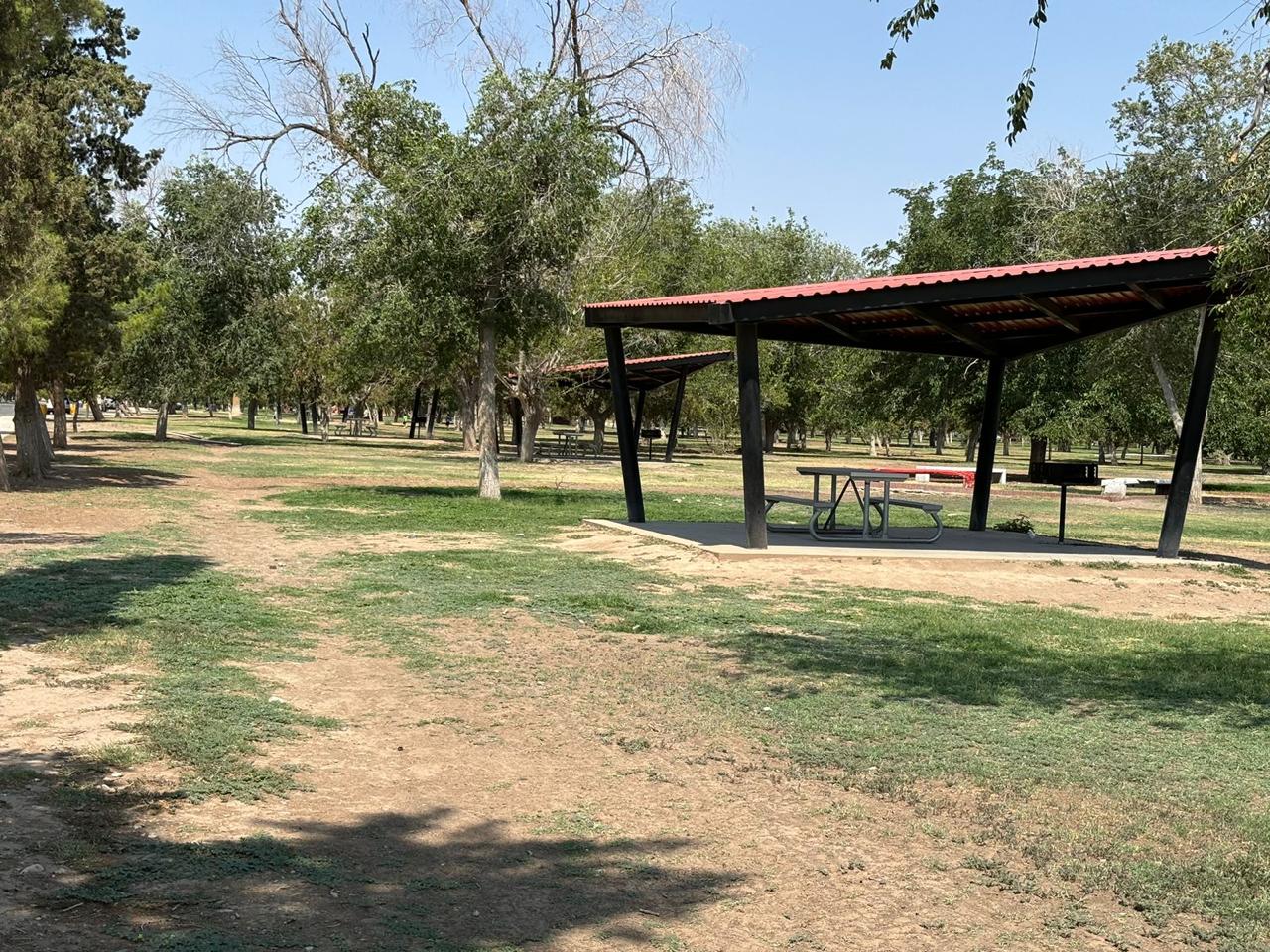 INSTALAN TECHOS, BANCAS Y ASADORES EN EL&nbsp;CHAMIZAL.