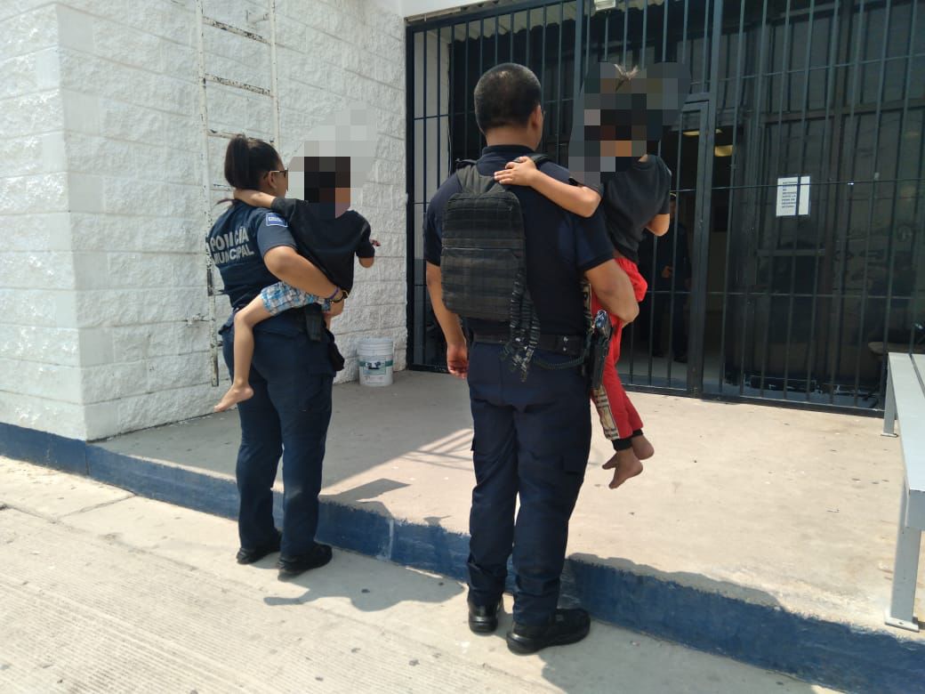 MUNICIPALES RESCATAN A DOS MENORES QUE DEAMBULAN SOLITOS.