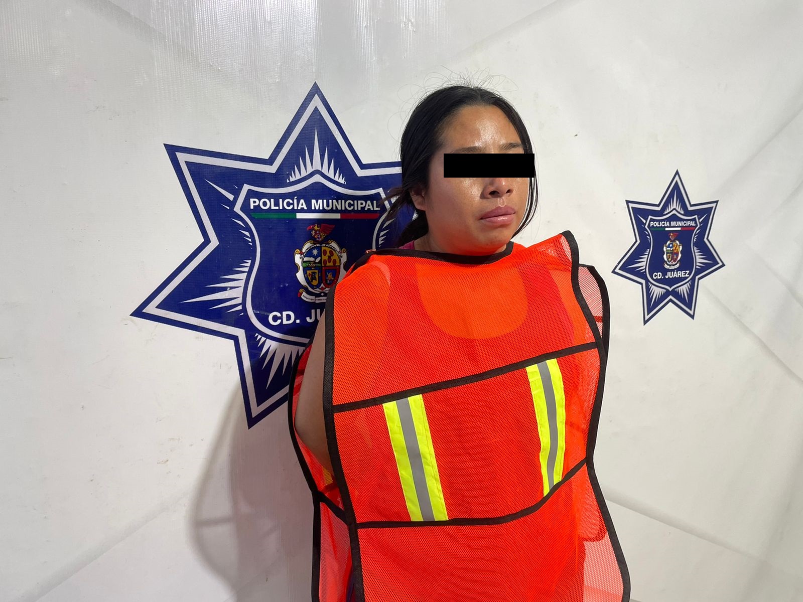 MUJER GOLPEA A SU PEQUEÑA POR DELATARLA CON SU PAPÁ DE GASTARSE EL DINERO EN ALCOHOL.