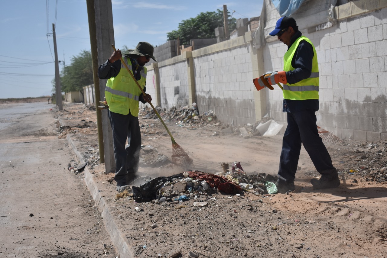 ATIENDEN CON LIMPIEZA LAS CALLES DE JUARITOS.