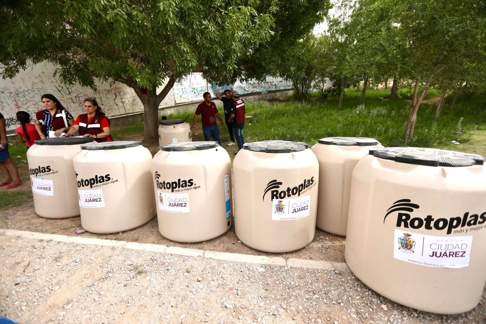 REGALAN TINACOS DE AGUA A 25 FAMILIAS&nbsp;VULNERABLES.