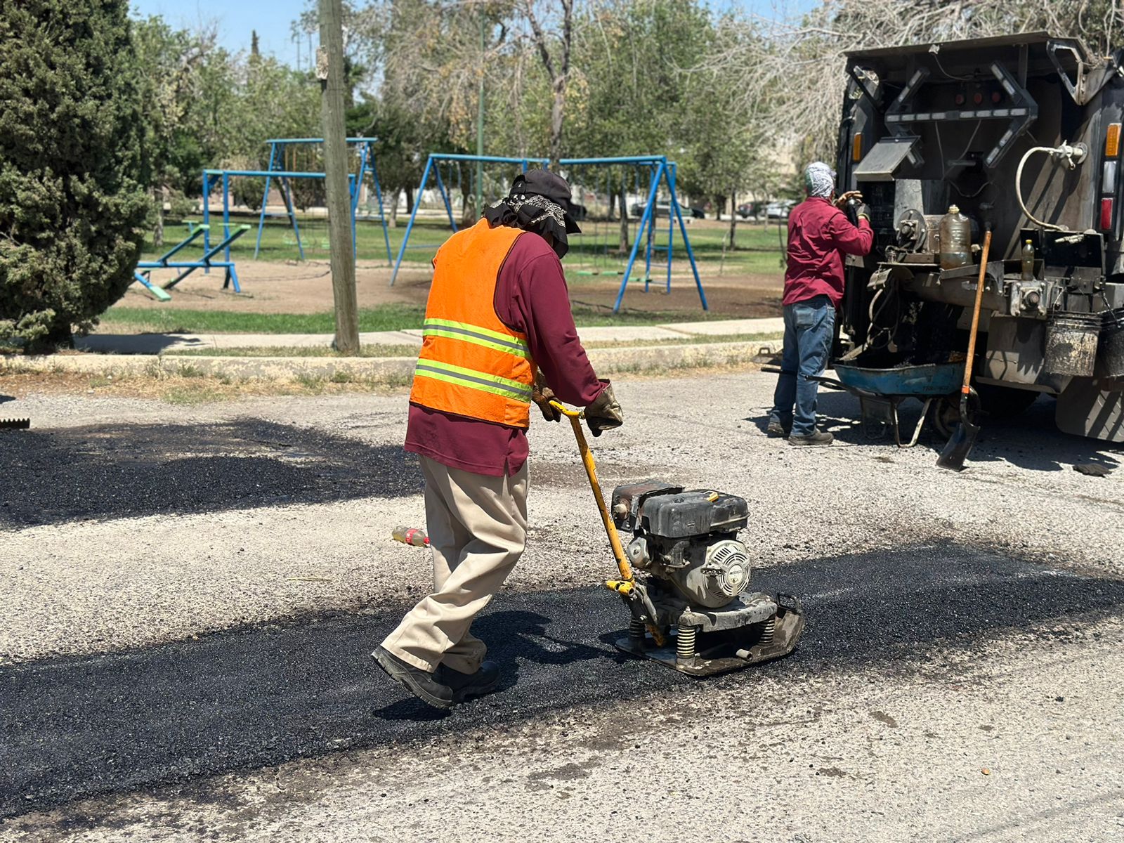 AVANZA PROGRAMA DE BACHEO EN LA CIUDAD.