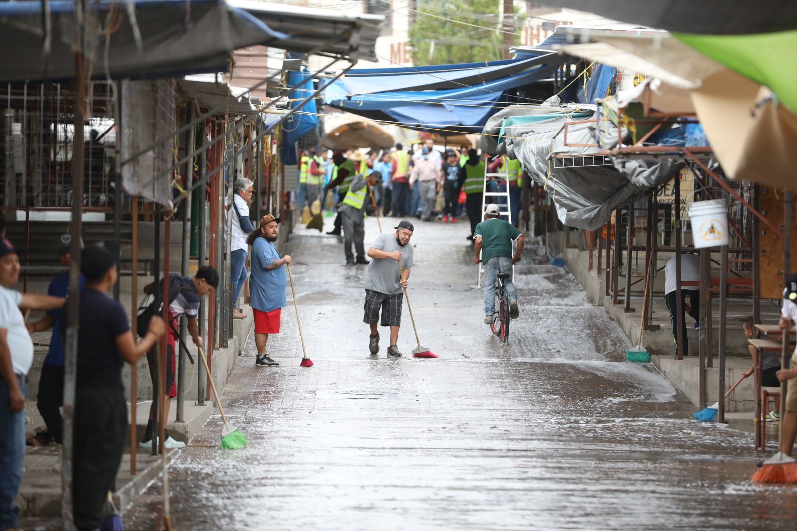COMERCIANTES REALIZAN LIMPIEZA EN EL CENTRO.