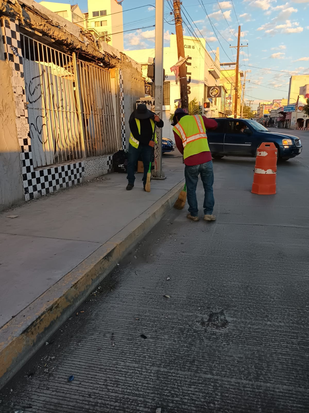 DAN MANTENIMIENTO A LA PASEO TRIUNFO DE LA REPÚBLICA.