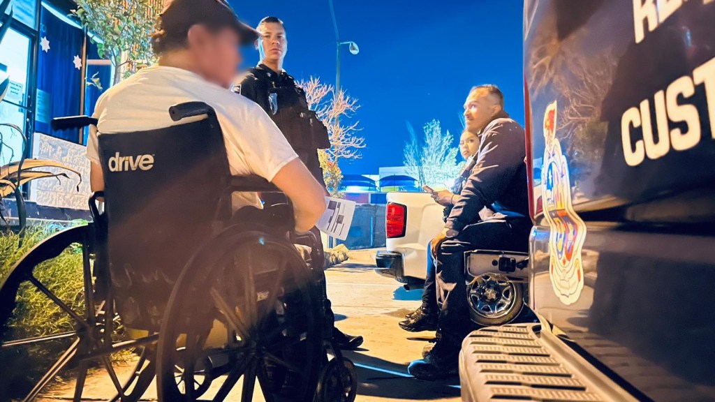 ABANDONAN A ABUELITO EN SU SILLA DE RUEDAS EN LAS&nbsp;TORRES.