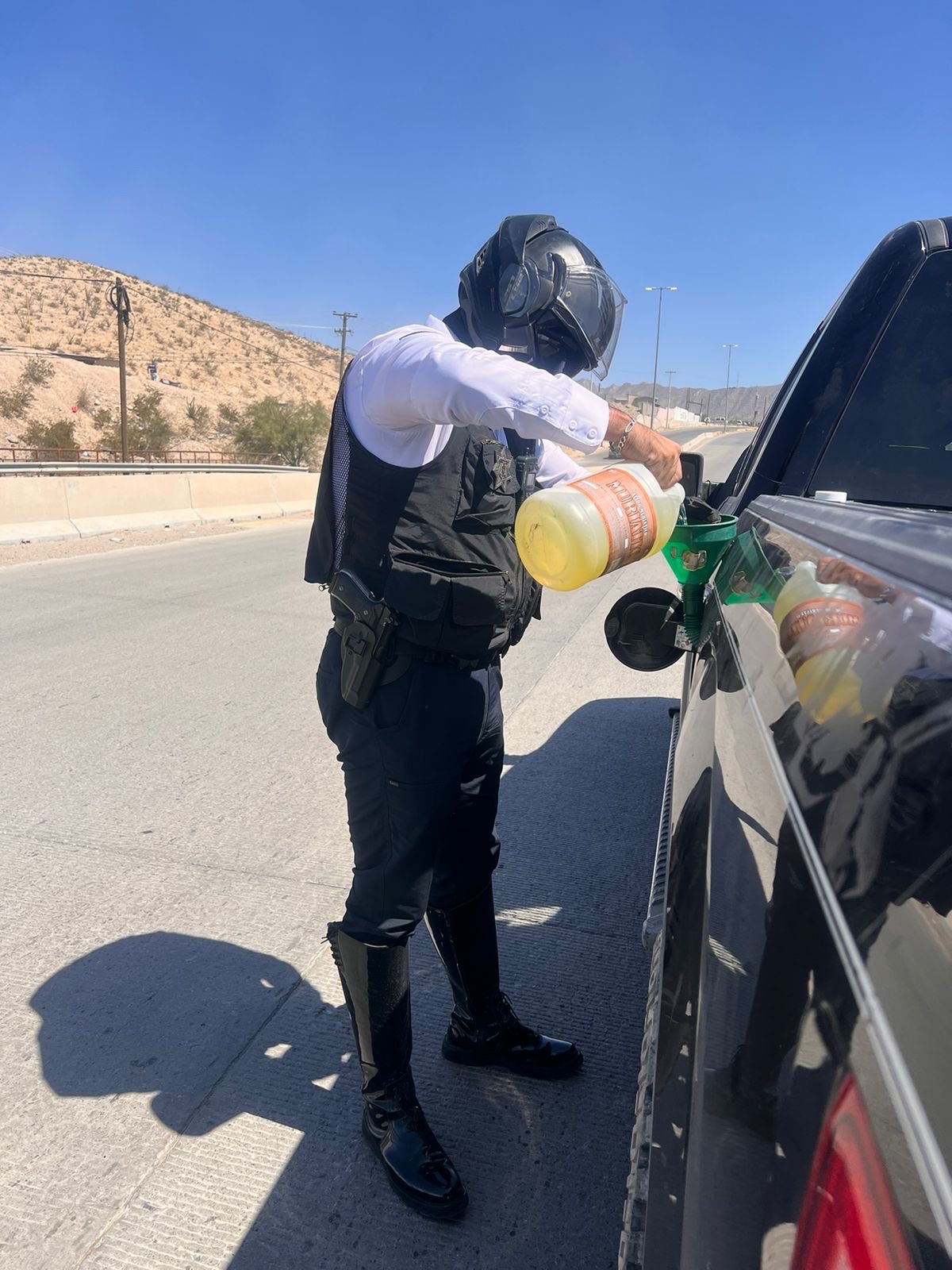 Oficial juarense asiste a conductora varada y recibe agradecimientos por su&nbsp;solidaridad