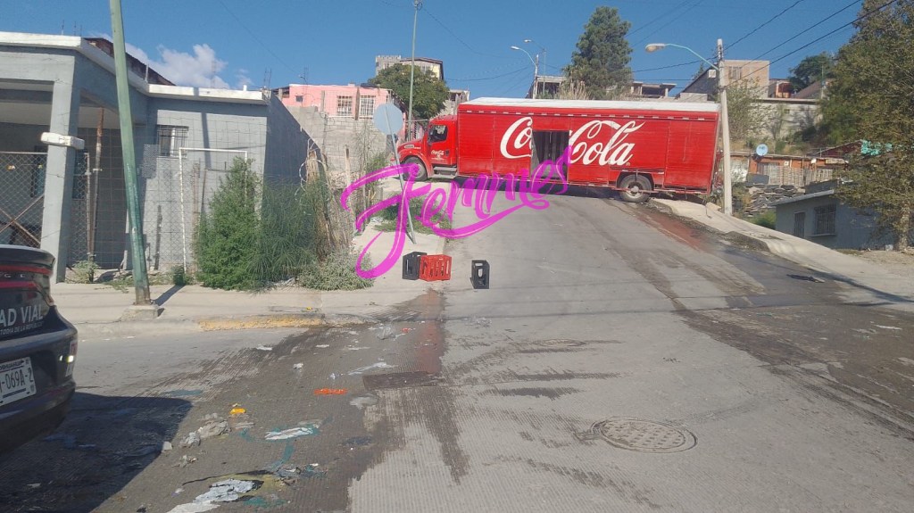 SE QUEDA ATORADO CAMIÓN DE LA&nbsp;COCA-COLA.