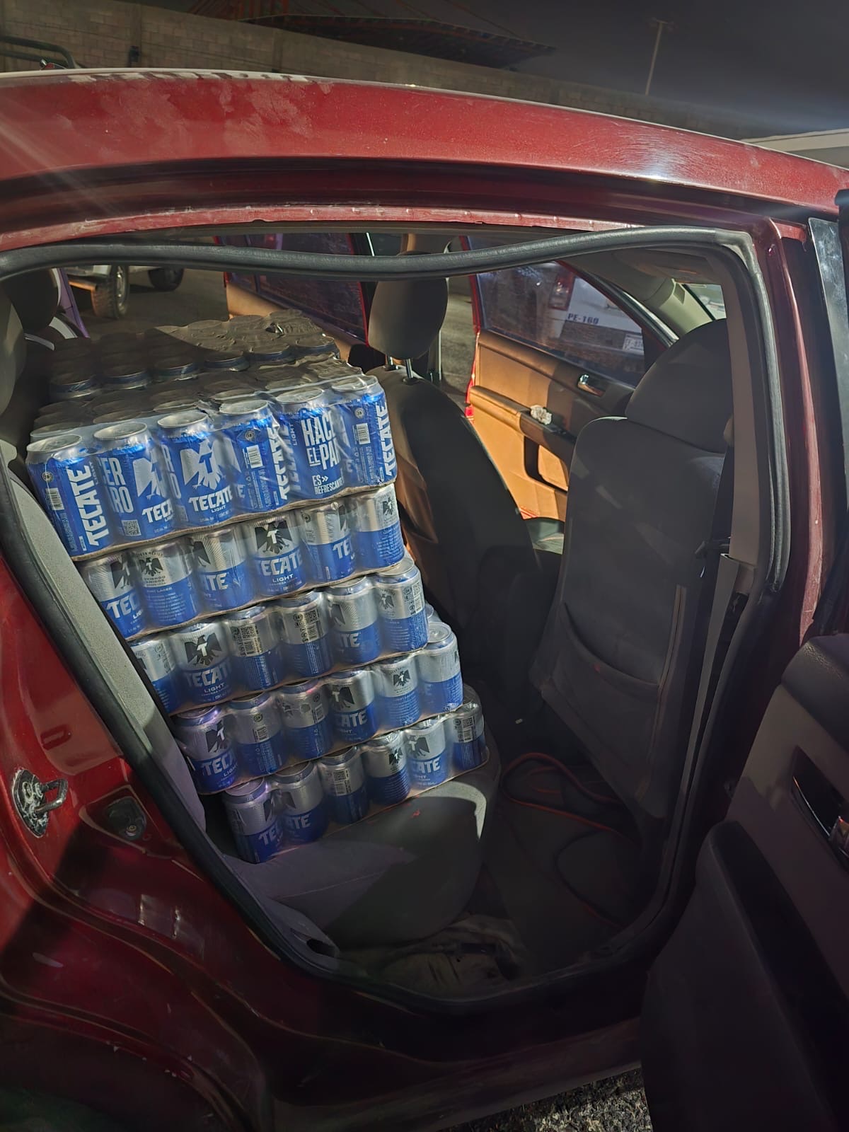 ¡YA NO HAY CLANDES! DETIENEN A SUJETO CON 20 CHAROLAS, INTENTÓ SOBORNAR😱🍻