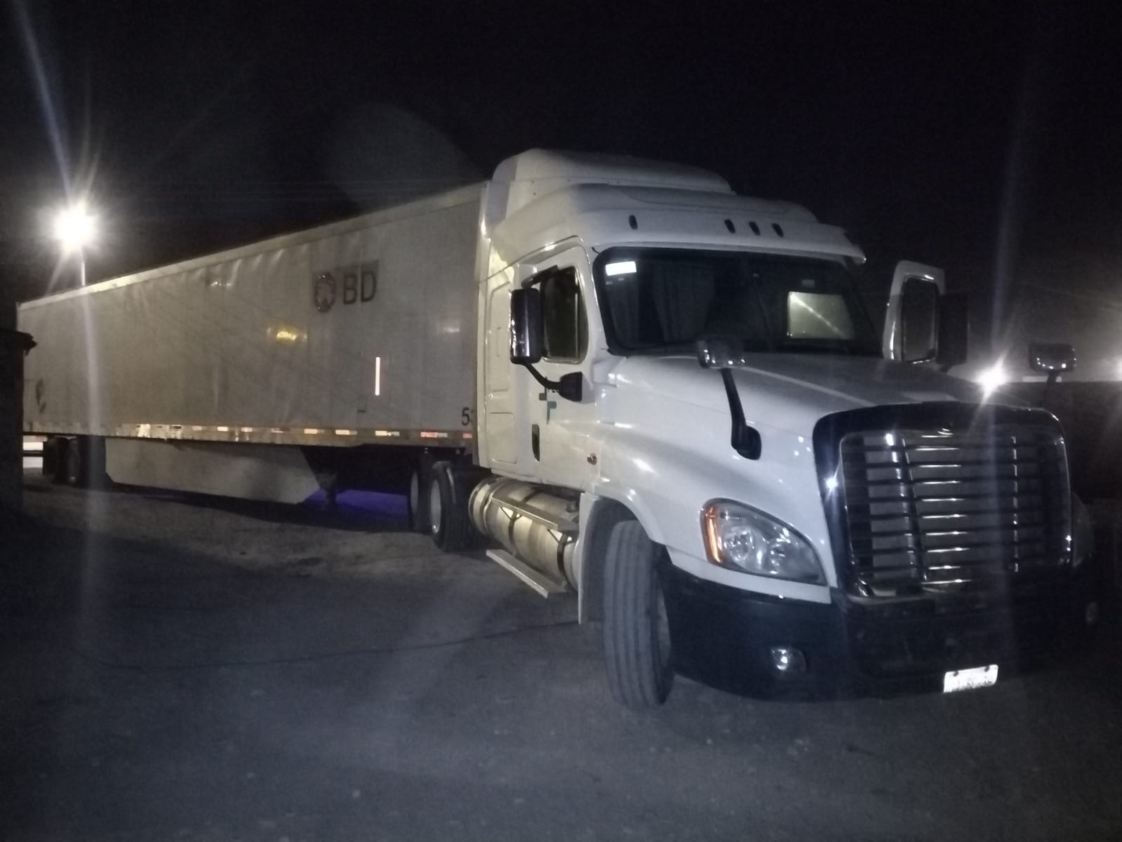 ¡RESCATAN 27 MIGRANTES DE TRÁILER! 😱🚚🐓