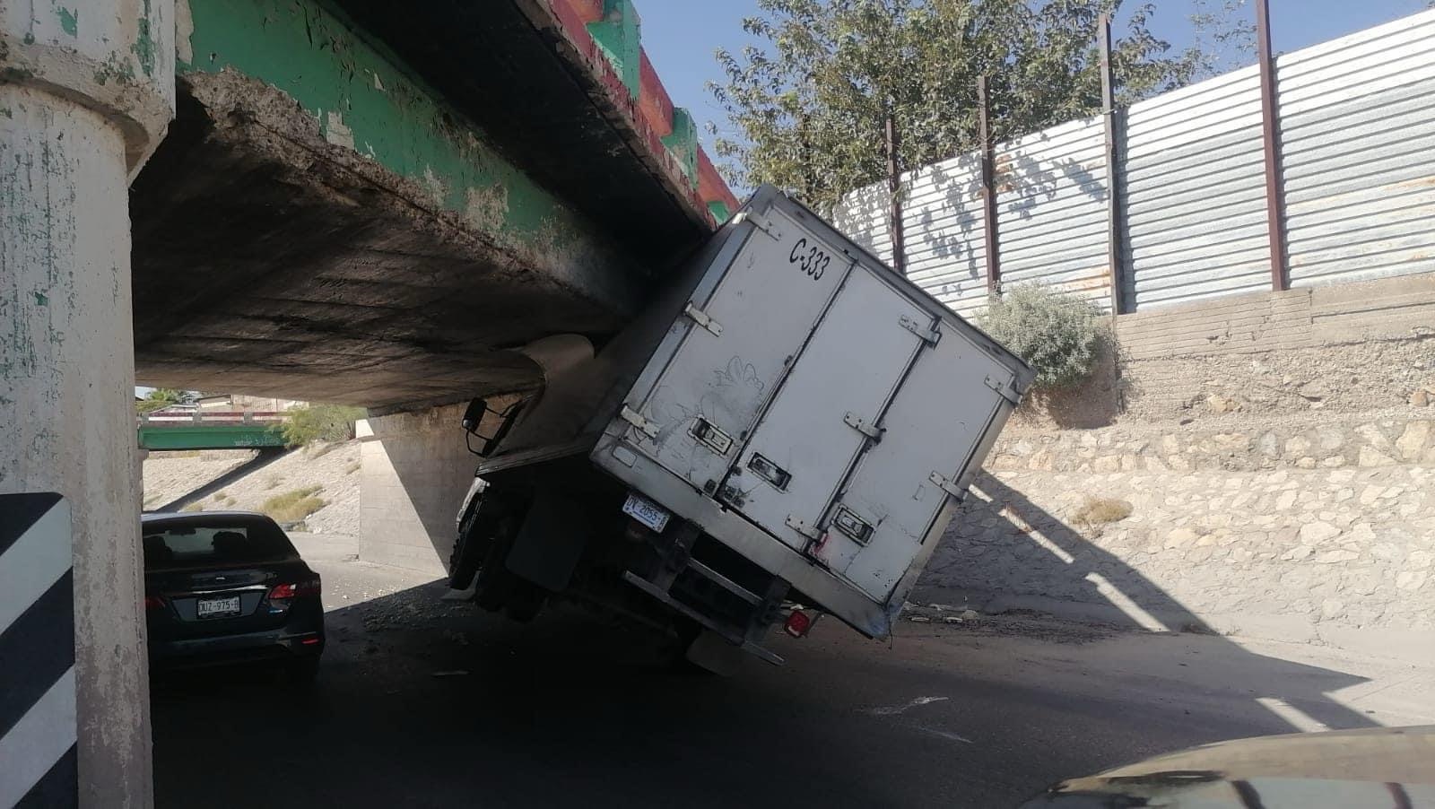 ¡LE FALTÓ POQUITO! CAMIÓN DE LECHE SE ATASCA EN EL VIADUCTO&nbsp;🤏😱🚨