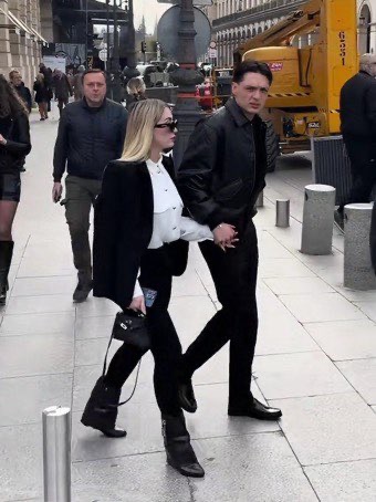 LE ROBAN EL CORAZÓN A PESO PLUMA EN PARIS 🇫🇷🪶