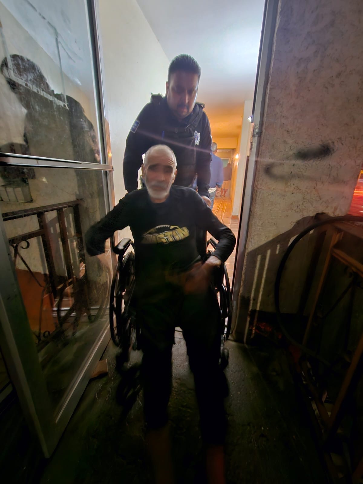 AUXILIAN A VIEJITO EN SILLA DE RUEDAS DURANTE INCENDIO 🚨👏👮♀️