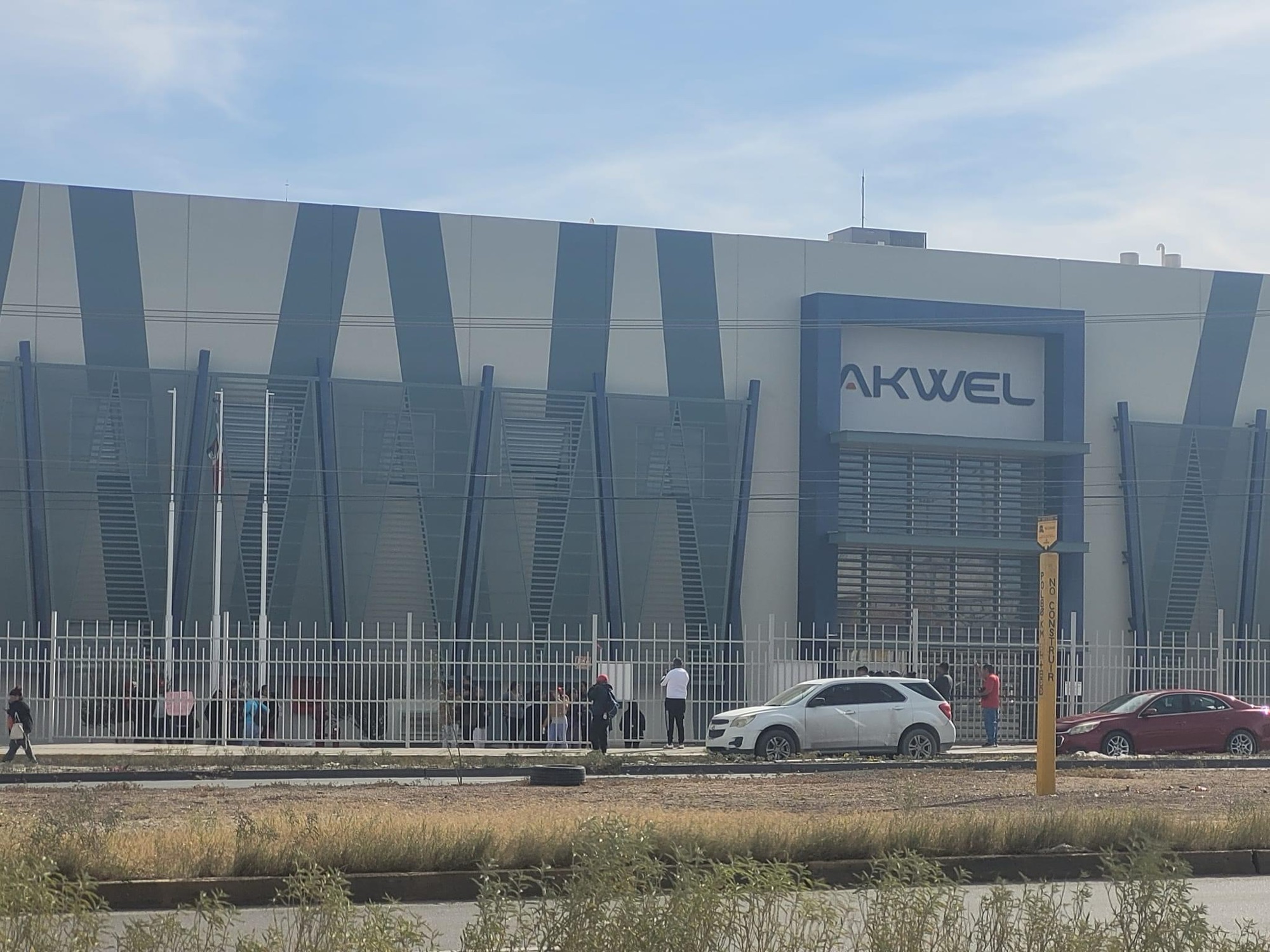 ¡EMPLEADOS QUITAN CANDADOS DE AKWEL; ALEGAN QUE SOLO QUIEREN TRABAJAR! 😱🔒🚨