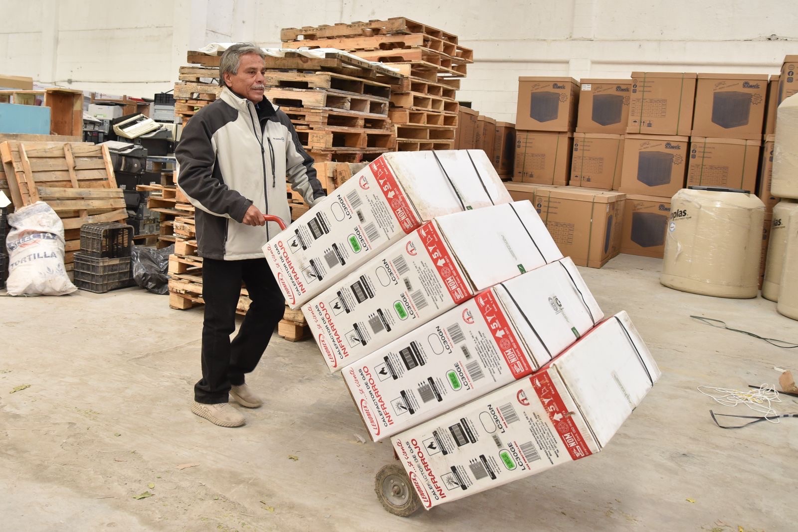 ¡INICIA ENTREGA DE CALEFACTORES A ESCUELAS! 🙌❄️📚