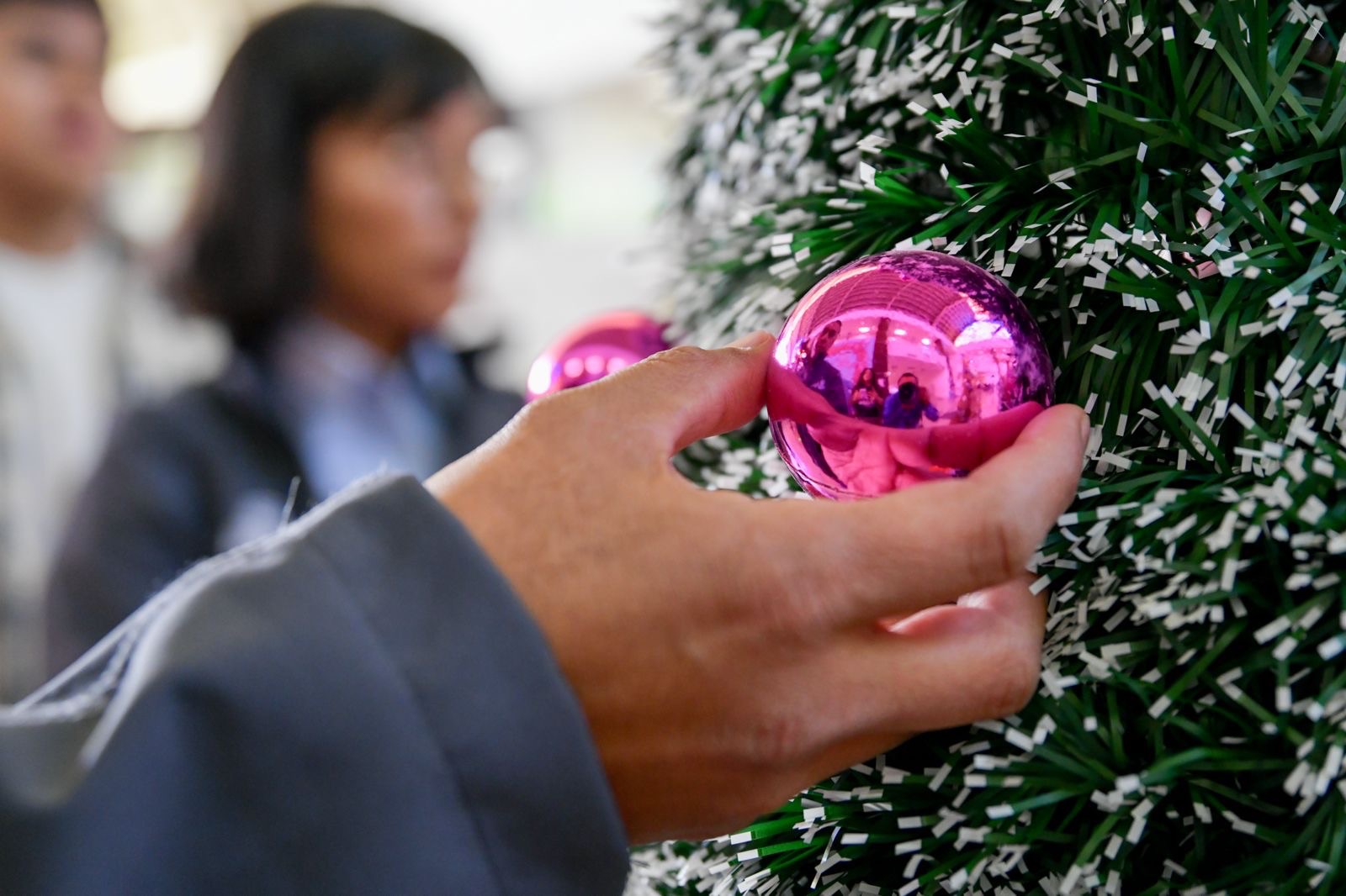 IMPARTEN TALLER PARA CREAR ARBOLITOS NAVIDEÑOS CON MATERIALES RECICLABLES&nbsp;🙌🎄🎅