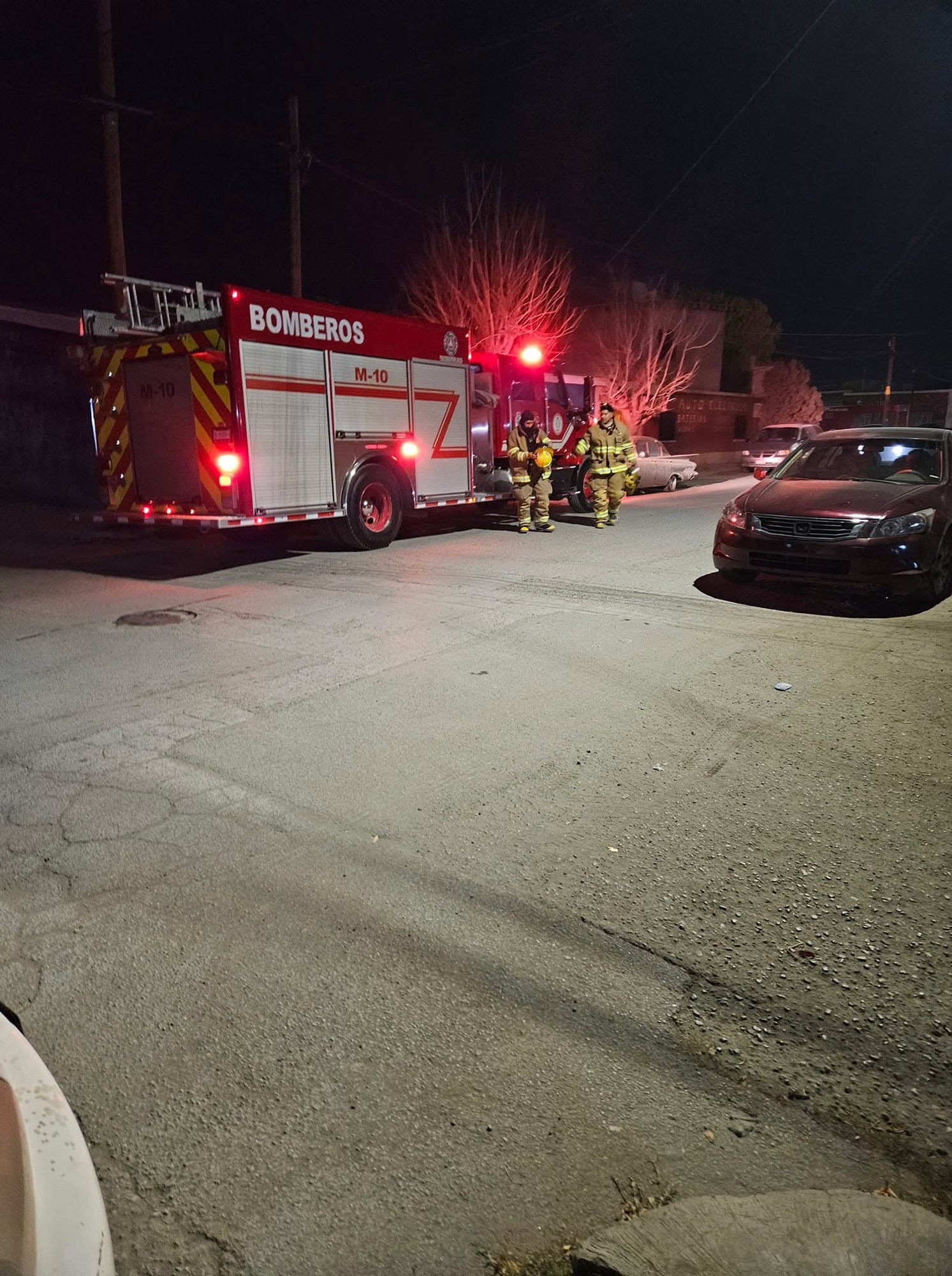 ¡YA LLEGARON LOS BOMBEROS PARA RESCATAR AL PERRITO QUE CAYÓ AL CANAL! 🚨😔🐶🚒