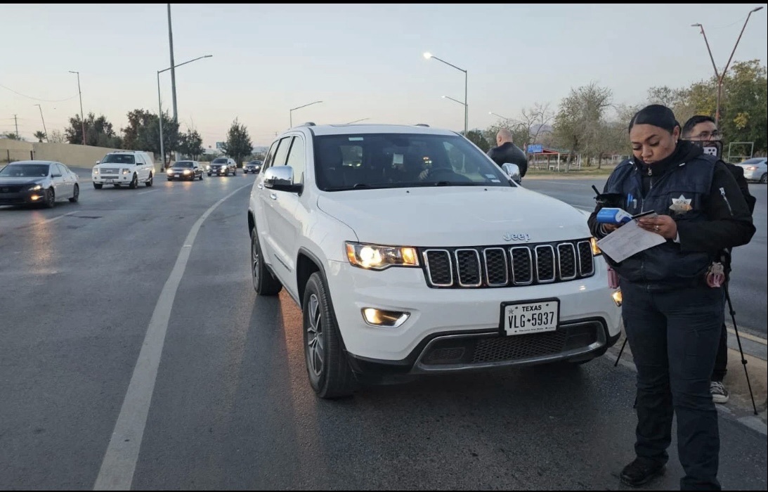 ¡MULTAN A 10 EN SOLO UNA HORA POR ABUSONES AL METERSE A LA FILA DEL PUENTE! 🙌🚔💸