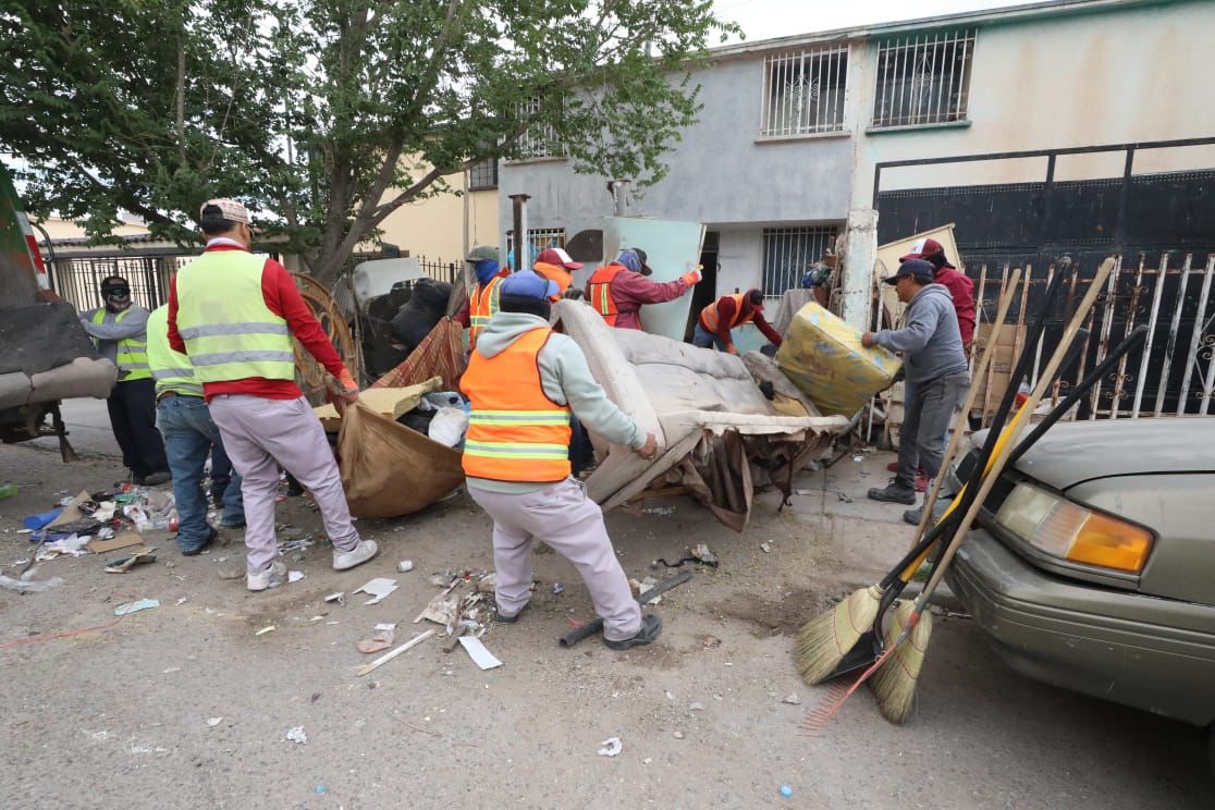 REALIZAN OPERATIVO EN VIVIENDA AL SER RIESGO SANITARIO POR RESIDUOS Y FAUNA NOCIVA 🏚️😷🐀🪳