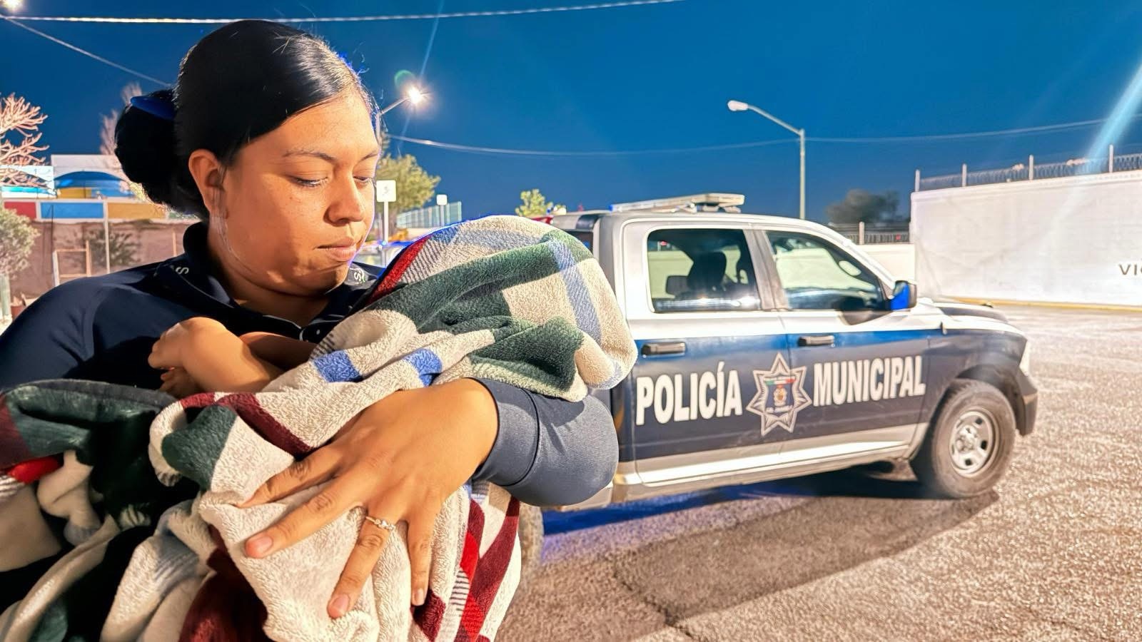 POLICÍAS RESCATAN A BEBÉ ABANDONADO EN LA CALLE 😭👶🏻