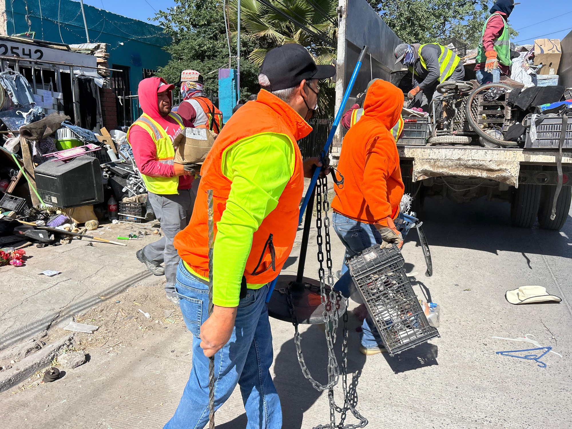 RETIRAN DESECHOS DE VIVIENDA REINCIDENTE: TENÍA BASURA, COLCHONES, ROPA Y MAS😷🐀🛏️🚯🚛