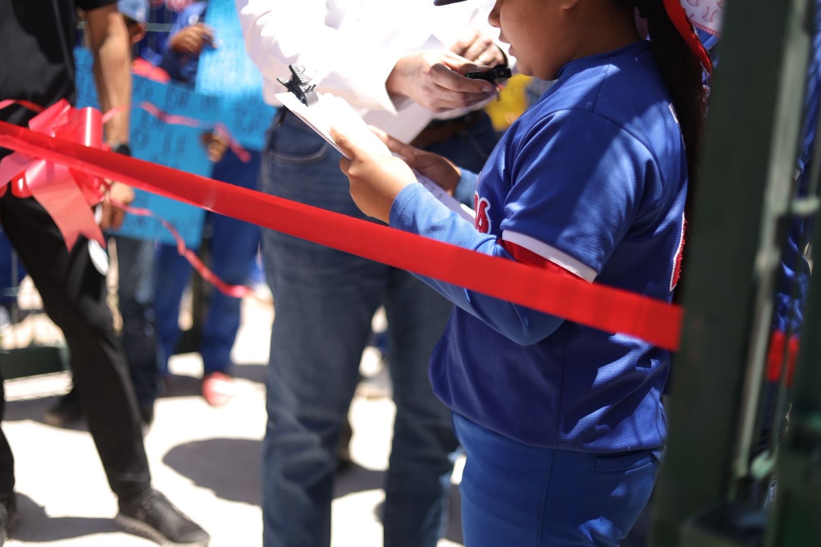 LOS NIÑOS ESTÁN FELICES: ENTREGAN CAMPO DE BEISBOL INFANTIL REHABILITADO EN SAN ISIDRO ⚾️👧🏻