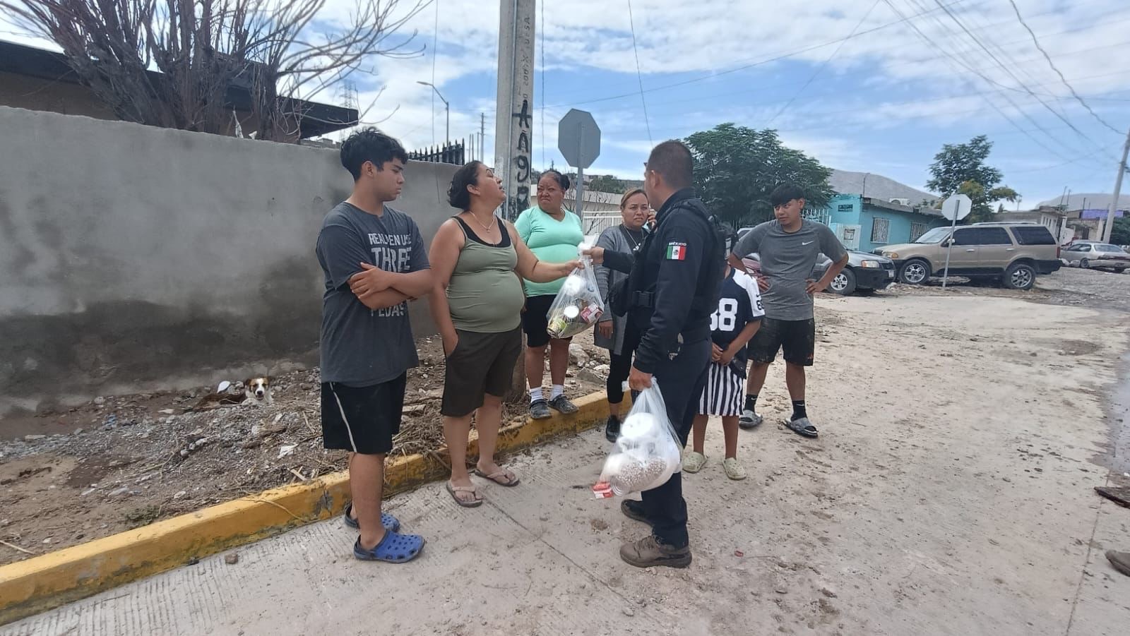 POLICÍAS LLEVAN DESPENSAS A COLONIAS AFECTADAS POR LLUVIAS EN&nbsp;JUÁREZ