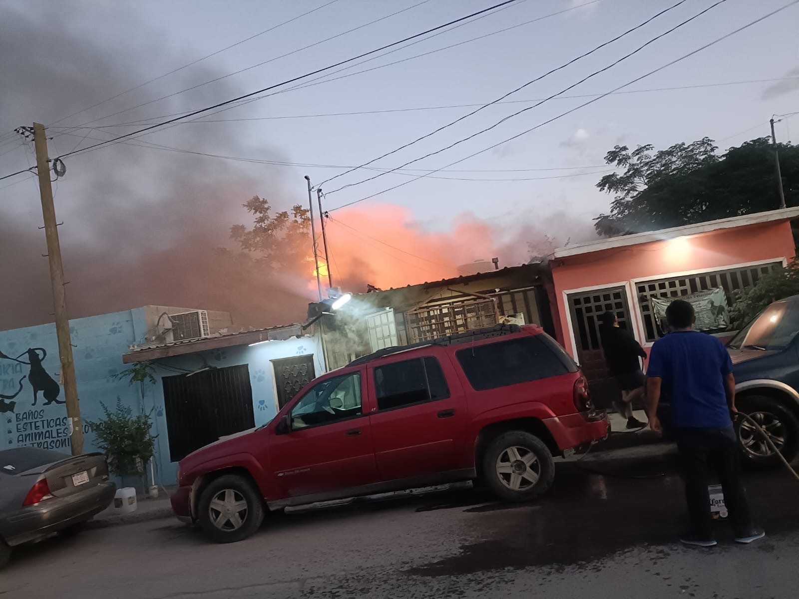 RESCATAN A ABUELITA Y MASCOTAS DE CASA EN LLAMAS