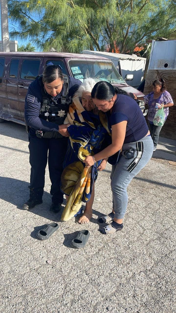 RESCATAN A 3 ABUELITOS DE VIVIENDA EN&nbsp;LLAMAS